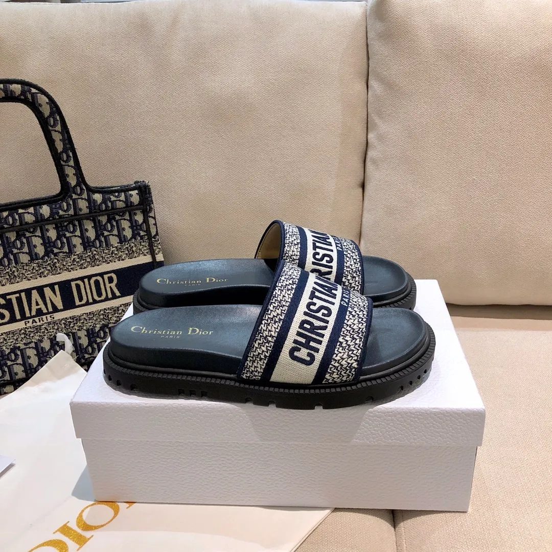 👟👟Ex-factory price P360👟👟 New version 2024- Water platform version DIOR early spring new jacquard embroidered sandals ✨🧚‍♀️ 〰〰️〰️〰️〰️️ As the D family's flagship presbyopia embroidery series sandals, new colors are added every year, and they are sold out as soon as they are new. The embroidery design is three-dimensional and very exquisite, simple and elegant, and not picky at all. It can be held in any occasion and makes people fall in love with it. ✨ Exclusive custom-made letter three-dimensional embroidery upper, high-density electric embroidery technology, without any connections or overlaps, perfect quality and complex craftsmanship. Consistent with the original version, comfortable and soft, please note the size: 35-41✨
